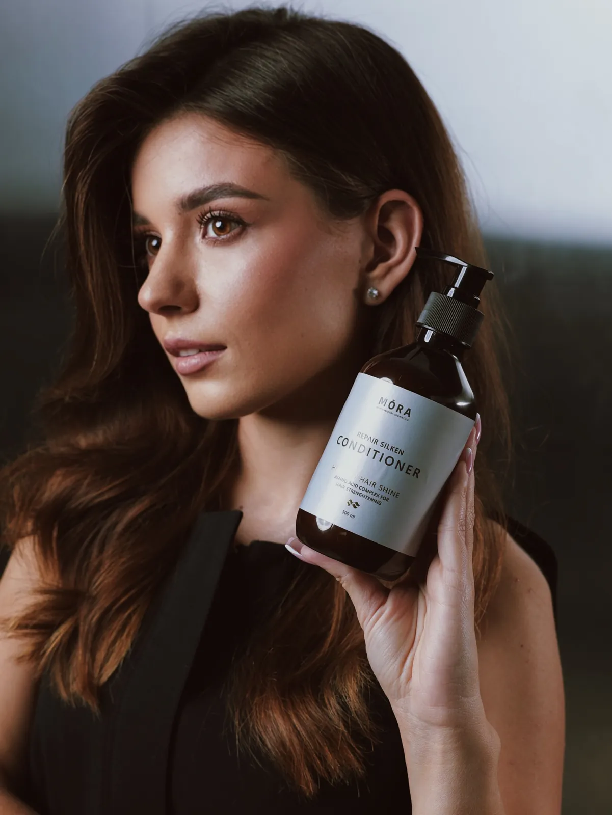 MÓRA Repair Silken Conditioner в руках
