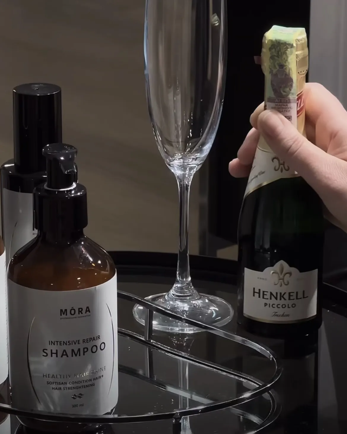 MÓRA Intensive Repair Shampoo та келих шампанського