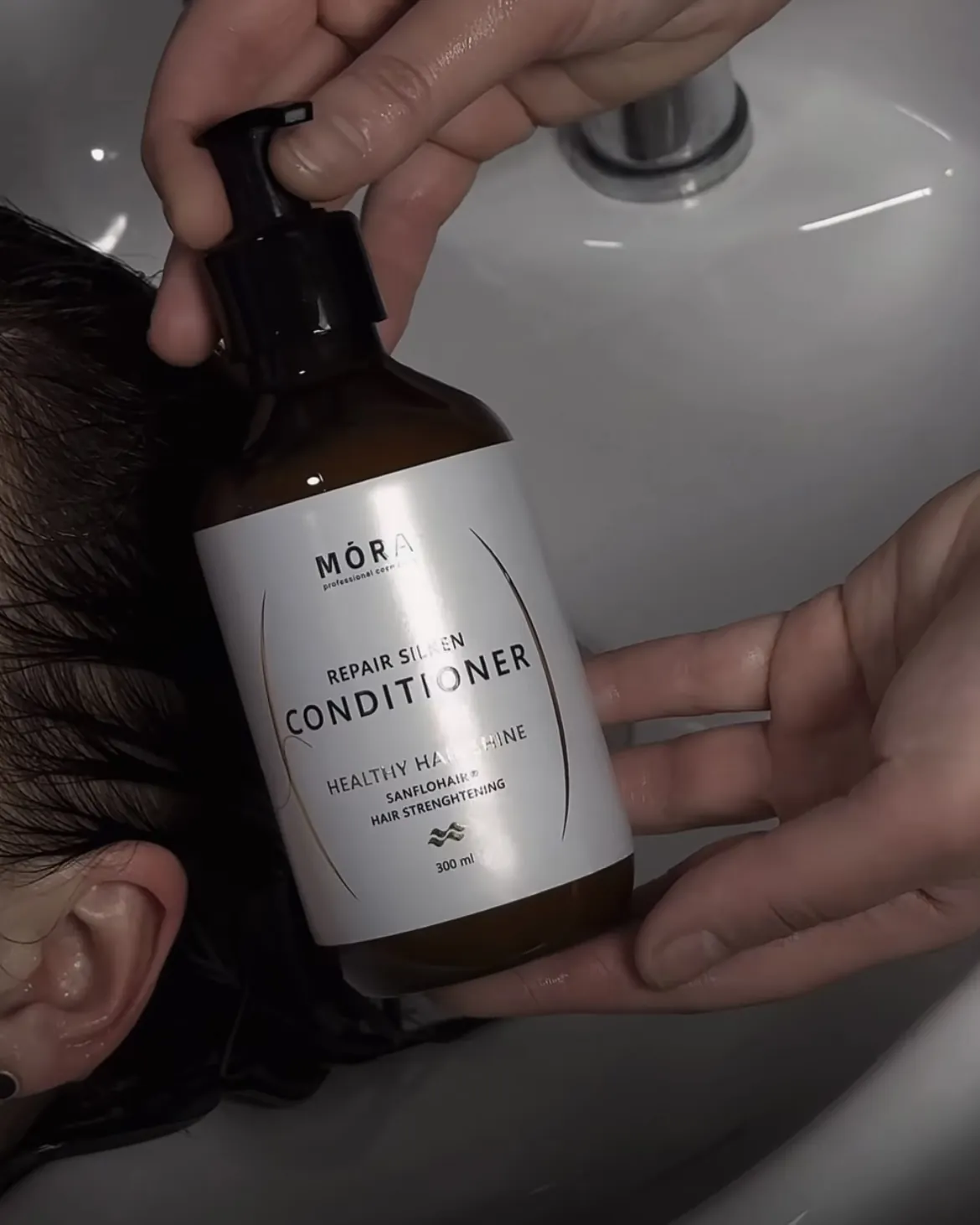 Нанесення MÓRA Repair Silken Conditioner на волосся