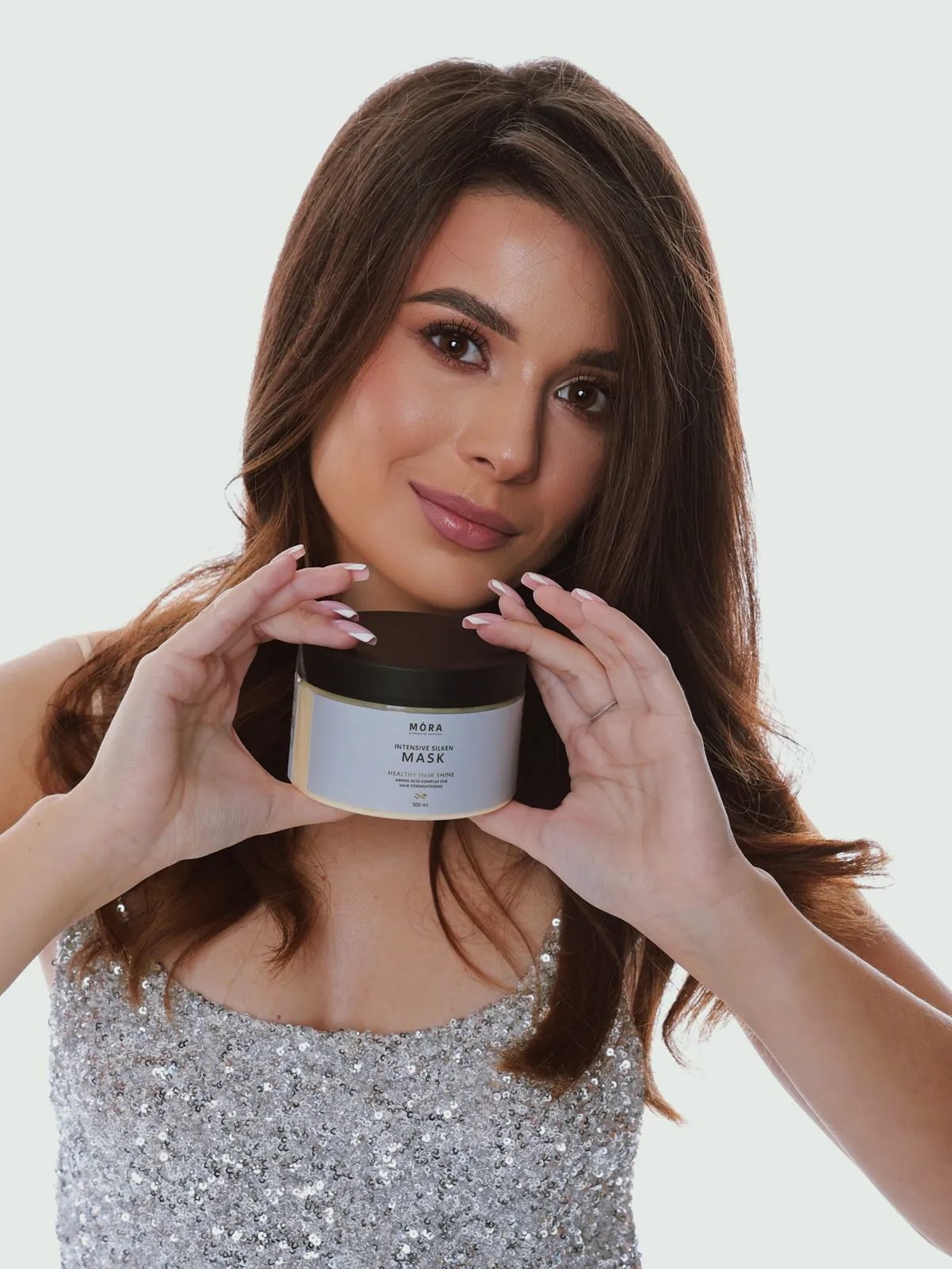 MÓRA Intensive Silken Mask крупним планом